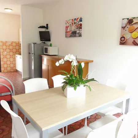 In A With Private Garden Διαμέρισμα