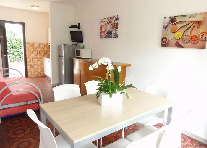 In A With Private Garden Διαμέρισμα